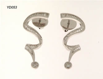 pendientes con brillantes joyas