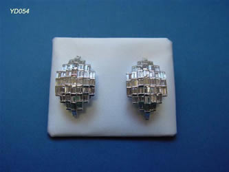 pendientes con brillantes joyas