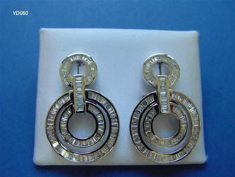 pendientes con brillantes joyas