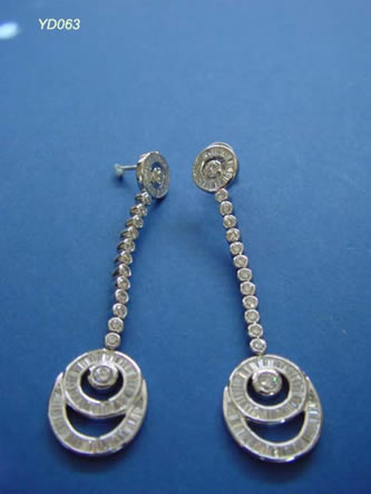 pendientes con brillantes joyas