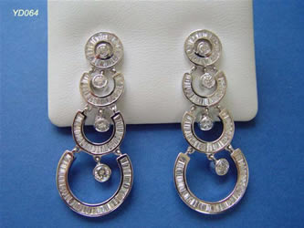 pendientes con brillantes joyas