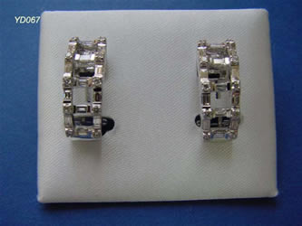 pendientes con brillantes joyas