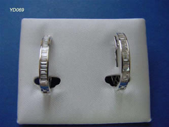 pendientes con brillantes joyas