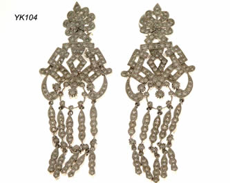 pendientes con brillantes joyas