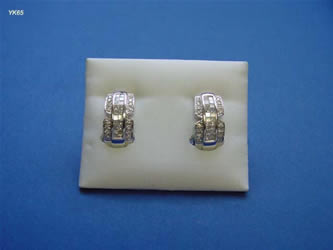 pendientes con brillantes joyas