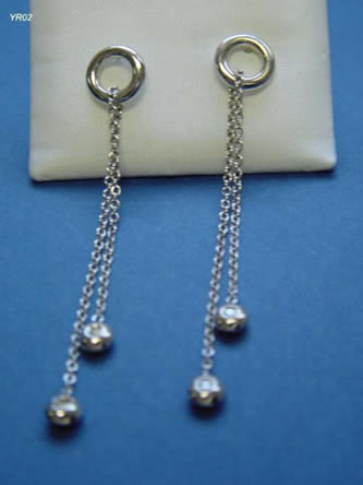 pendientes con brillantes joyas