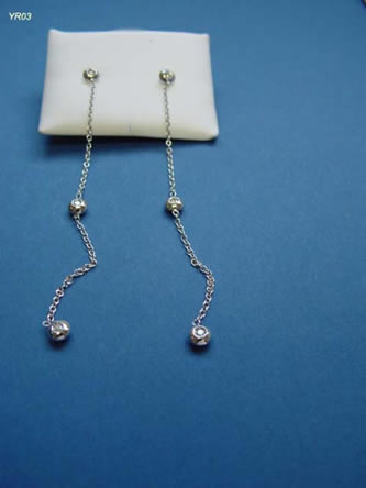 pendientes con brillantes joyas