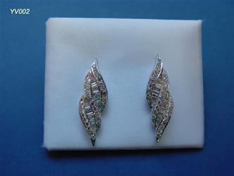 pendientes con brillantes joyas