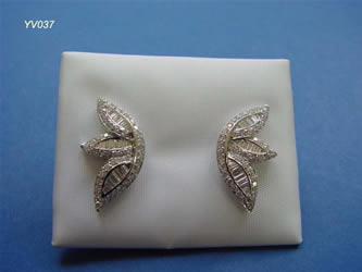 pendientes con brillantes joyas