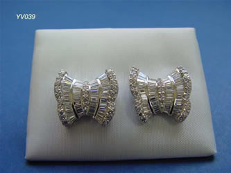 pendientes con brillantes joyas