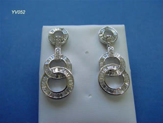 pendientes con brillantes joyas