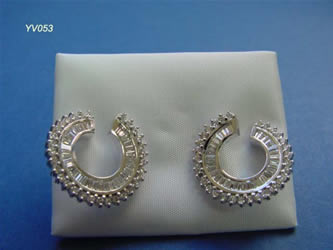 pendientes con brillantes joyas